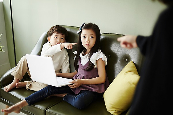 포토 JPG 전신 응시 여자 남자 어린이라이프 어린이 실내 남매 들기 앉기 상반신 성인 앞모습 아웃포커스 신체부위 세명 노트북 소파 한국인 가리킴 꾸지람 국내포토 라이프스타일 시선 뷰포인트 의자 가족 모션 촬영기법 사람 동양인 손짓 내부 전자제품 체벌 파일형식