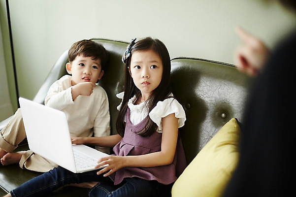 포토 JPG 전신 여자 남자 어린이라이프 어린이 실내 남매 들기 앉기 상반신 성인 앞모습 아웃포커스 신체부위 세명 노트북 소파 한국인 가리킴 꾸지람 국내포토 라이프스타일 뷰포인트 의자 가족 모션 촬영기법 사람 동양인 손짓 내부 전자제품 체벌 파일형식