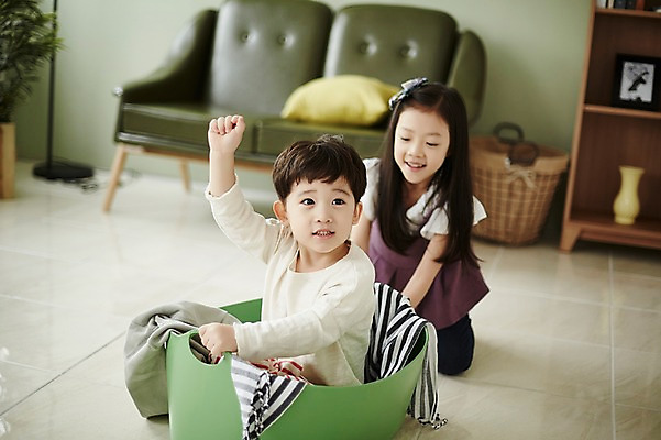 포토 JPG 응시 여자 남자 어린이라이프 어린이 장난 놀이 책장 실내 남매 웃음 앉기 상반신 두명 앞모습 소파 손들기 한국인 빨래 빨래바구니 빨랫감 어린이만 국내포토 라이프스타일 시선 뷰포인트 가구 가사 의자 가족 모션 표정 사람 동양인 내부 바구니 파일형식