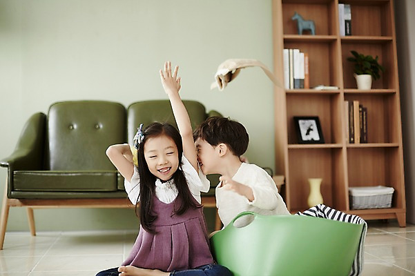 포토 JPG 응시 여자 남자 어린이라이프 어린이 장난 놀이 책장 실내 남매 웃음 앉기 상반신 두명 앞모습 소파 손들기 한국인 던지기 빨래 빨래바구니 어린이만 국내포토 라이프스타일 시선 뷰포인트 가구 가사 의자 가족 모션 표정 사람 동양인 내부 바구니 파일형식