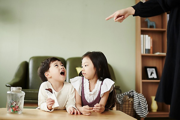 포토 JPG 응시 여자 남자 어린이라이프 어린이 디저트 실내 사탕 남매 웃음 앉기 상반신 성인 옆모습 신체부위 세명 소파 초콜릿 한국인 가리킴 책상 국내포토 라이프스타일 시선 음식 뷰포인트 가구 의자 가족 모션 표정 사람 동양인 손짓 내부 파일형식