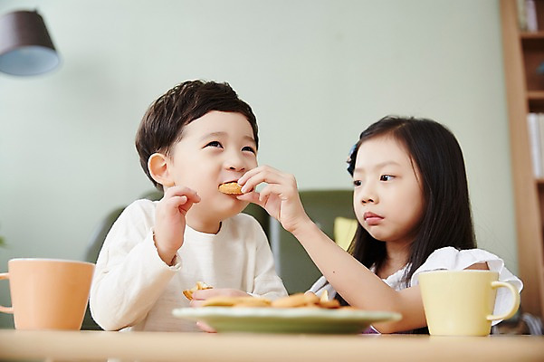 포토 JPG 응시 여자 남자 어린이라이프 어린이 실내 남매 웃음 앉기 상반신 두명 앞모습 옆모습 과자 한국인 먹여주기 책상 즐거움 간식시간 어린이만 국내포토 라이프스타일 시선 감정 뷰포인트 가구 가족 모션 디저트 표정 사람 동양인 내부 먹기 파일형식