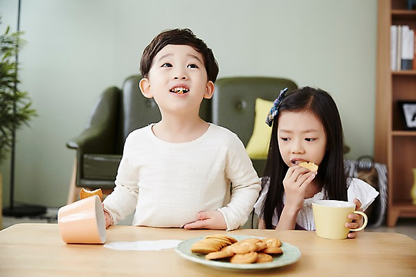 포토 JPG 응시 여자 남자 어린이라이프 어린이 실내 남매 웃음 앉기 상반신 두명 앞모습 쿠키 한국인 우유 먹기 책상 흘림 어린이만 국내포토 라이프스타일 시선 뷰포인트 가구 가족 모션 디저트 유제품 표정 사람 동양인 내부 파일형식