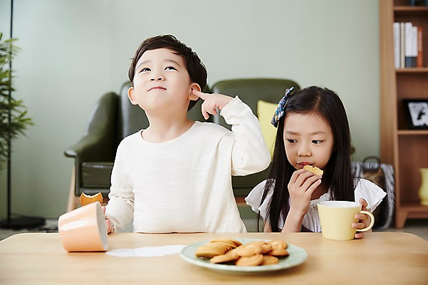 포토 JPG 응시 여자 남자 어린이라이프 어린이 실내 남매 웃음 앉기 상반신 두명 앞모습 쿠키 한국인 우유 먹기 책상 흘림 간식시간 어린이만 국내포토 라이프스타일 시선 뷰포인트 가구 가족 모션 디저트 유제품 표정 사람 동양인 내부 파일형식