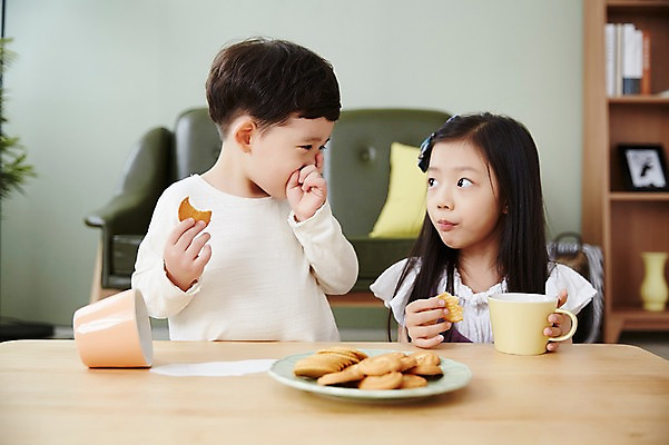 포토 JPG 응시 여자 남자 어린이라이프 어린이 실내 남매 웃음 앉기 상반신 두명 앞모습 쿠키 한국인 우유 먹기 책상 흘림 간식시간 어린이만 국내포토 라이프스타일 시선 뷰포인트 가구 가족 모션 디저트 유제품 표정 사람 동양인 내부 파일형식