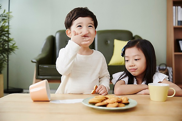 포토 JPG 응시 여자 남자 어린이라이프 어린이 실내 남매 웃음 앉기 상반신 두명 앞모습 쿠키 한국인 우유 먹기 책상 흘림 어린이만 국내포토 라이프스타일 시선 뷰포인트 가구 가족 모션 디저트 유제품 표정 사람 동양인 내부 파일형식