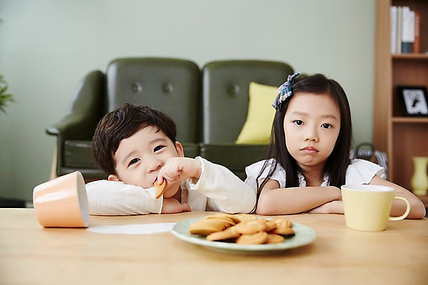 포토 JPG 응시 여자 남자 어린이라이프 어린이 실내 남매 웃음 앉기 상반신 두명 앞모습 쿠키 한국인 우유 책상 흘림 간식시간 어린이만 국내포토 라이프스타일 시선 뷰포인트 가구 가족 모션 디저트 유제품 표정 사람 동양인 내부 파일형식
