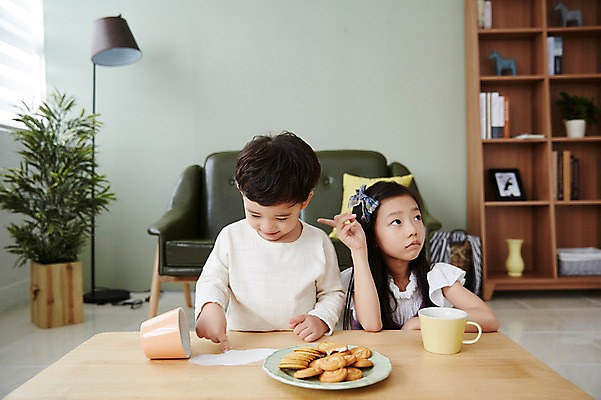 포토 JPG 응시 여자 남자 어린이라이프 어린이 장난 실내 남매 웃음 앉기 상반신 두명 앞모습 쿠키 한국인 우유 책상 흘림 어린이만 국내포토 라이프스타일 시선 뷰포인트 가구 가족 모션 디저트 유제품 표정 사람 동양인 내부 파일형식