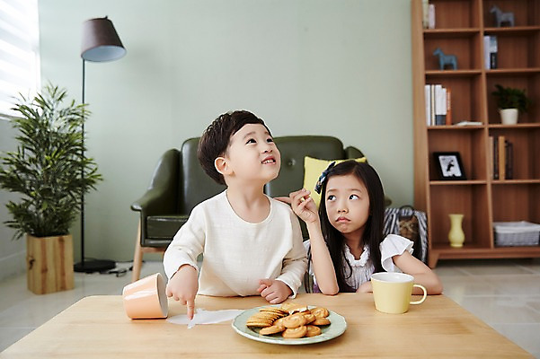 포토 JPG 응시 여자 남자 어린이라이프 어린이 장난 실내 남매 웃음 앉기 상반신 두명 앞모습 쿠키 한국인 우유 가리킴 책상 흘림 간식시간 어린이만 국내포토 라이프스타일 시선 뷰포인트 가구 가족 모션 디저트 유제품 표정 사람 동양인 손짓 내부 파일형식