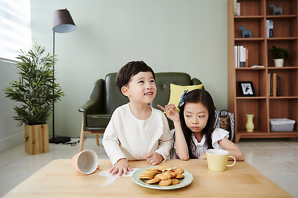 포토 JPG 응시 여자 남자 어린이라이프 어린이 장난 실내 남매 웃음 앉기 상반신 두명 앞모습 쿠키 한국인 우유 가리킴 책상 흘림 간식시간 어린이만 국내포토 라이프스타일 시선 뷰포인트 가구 가족 모션 디저트 유제품 표정 사람 동양인 손짓 내부 파일형식