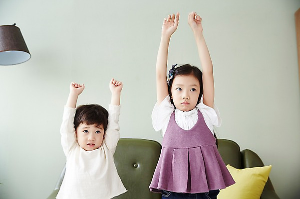 포토 JPG 응시 여자 남자 어린이라이프 어린이 실내 남매 서기 웃음 상반신 두명 앞모습 소파 손들기 한국인 꾸지람 벌서기 어린이만 국내포토 라이프스타일 시선 뷰포인트 의자 가족 모션 표정 사람 동양인 내부 체벌 파일형식