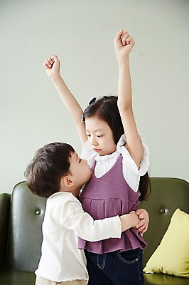 포토 JPG 응시 여자 남자 어린이라이프 어린이 안기 실내 남매 서기 상반신 두명 옆모습 손들기 한국인 꾸지람 벌서기 어린이만 국내포토 라이프스타일 시선 뷰포인트 가족 모션 사람 동양인 내부 체벌 파일형식