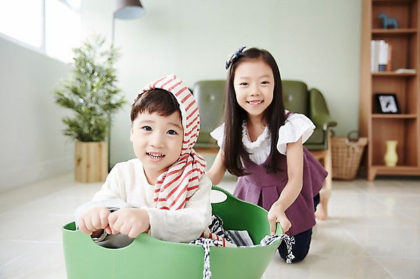 포토 JPG 응시 여자 남자 어린이라이프 어린이 장난 놀이 실내 남매 웃음 앉기 상반신 두명 앞모습 한국인 빨래 즐거움 빨래바구니 어린이만 국내포토 라이프스타일 시선 감정 뷰포인트 가사 가족 모션 표정 사람 동양인 내부 바구니 파일형식