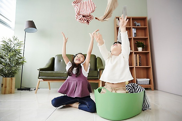 포토 JPG 전신 식물 응시 여자 남자 어린이라이프 어린이 장난 책장 실내 남매 웃음 앉기 상반신 두명 앞모습 소파 한국인 스탠드 던지기 빨래 빨래바구니 어린이만 국내포토 라이프스타일 시선 뷰포인트 가구 가사 의자 가족 모션 조명 표정 사람 동양인 내부 바구니 파일형식