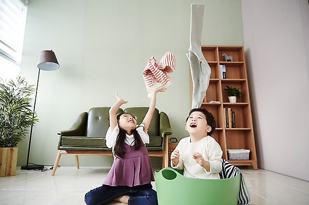 포토 JPG 응시 여자 남자 어린이라이프 어린이 장난 놀이 책장 실내 남매 웃음 앉기 상반신 두명 앞모습 소파 한국인 던지기 빨래 즐거움 빨래바구니 어린이만 국내포토 라이프스타일 시선 감정 뷰포인트 가구 가사 의자 가족 모션 표정 사람 동양인 내부 바구니 파일형식