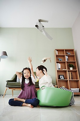 포토 JPG 전신 응시 여자 남자 어린이라이프 어린이 장난 놀이 책장 실내 남매 웃음 앉기 상반신 두명 앞모습 옆모습 소파 한국인 던지기 빨래 빨래바구니 어린이만 국내포토 라이프스타일 시선 뷰포인트 가구 가사 의자 가족 모션 표정 사람 동양인 내부 바구니 파일형식