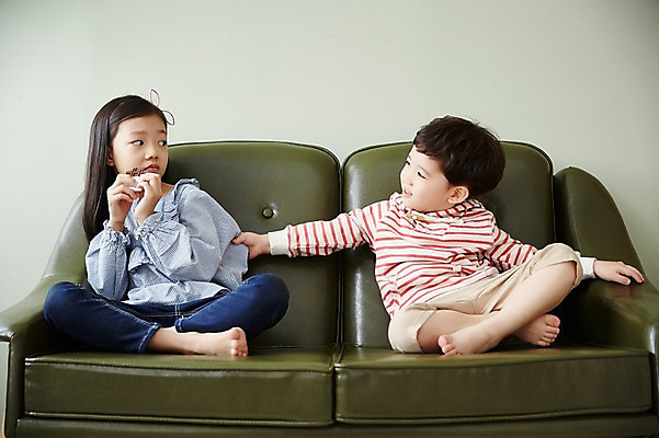 포토 JPG 전신 응시 여자 남자 어린이라이프 어린이 실내 남매 앉기 두명 앞모습 소파 초콜릿 한국인 어린이만 뺏기 국내포토 라이프스타일 시선 뷰포인트 의자 가족 모션 디저트 사람 동양인 내부 파일형식