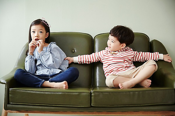 포토 JPG 전신 여자 남자 어린이라이프 어린이 실내 남매 앉기 두명 앞모습 소파 초콜릿 한국인 먹기 싸움 어린이만 뺏기 국내포토 라이프스타일 뷰포인트 의자 가족 모션 디저트 사람 동양인 내부 파일형식