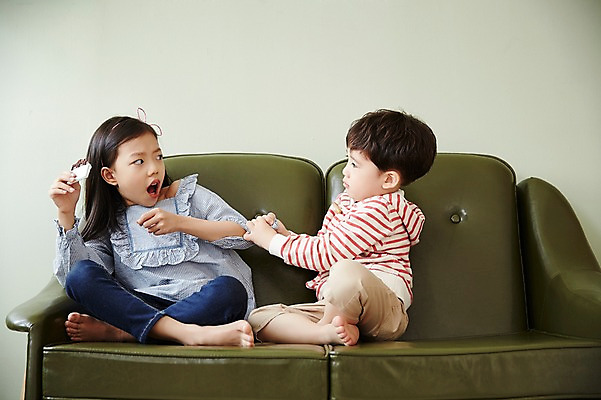 포토 JPG 전신 응시 여자 남자 어린이라이프 어린이 실내 남매 앉기 두명 옆모습 소파 초콜릿 한국인 싸움 어린이만 뺏기 국내포토 라이프스타일 시선 뷰포인트 의자 가족 모션 디저트 사람 동양인 내부 파일형식