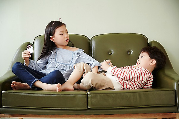 포토 JPG 전신 여자 남자 어린이라이프 어린이 실내 남매 앉기 두명 옆모습 소파 초콜릿 한국인 싸움 어린이만 뺏기 국내포토 라이프스타일 뷰포인트 의자 가족 모션 디저트 사람 동양인 내부 파일형식