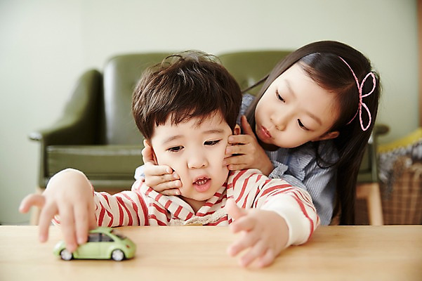 포토 JPG 응시 여자 남자 어린이라이프 얼굴 어린이 장난 실내 남매 웃음 앉기 상반신 두명 앞모습 신체부위 장난감 한국인 누름 장난감자동차 책상 놀기 어린이만 국내포토 라이프스타일 시선 뷰포인트 가구 가족 모션 표정 사람 동양인 내부 파일형식