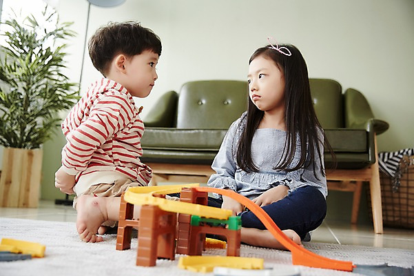 포토 JPG 전신 응시 여자 남자 어린이라이프 어린이 실내 남매 앉기 두명 옆모습 장난감 한국인 장난감자동차 숨김 어린이만 국내포토 라이프스타일 시선 뷰포인트 컨셉 가족 모션 사람 동양인 내부 파일형식