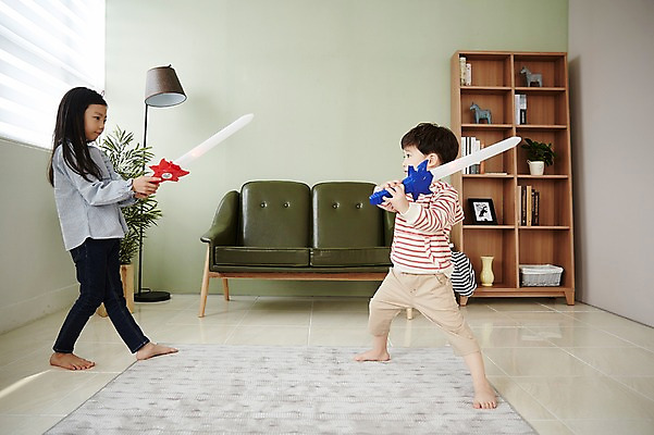 포토 JPG 전신 여자 남자 어린이라이프 어린이 장난 놀이 실내 남매 서기 두명 옆모습 장난감 한국인 칼 칼싸움 어린이만 국내포토 라이프스타일 뷰포인트 가족 모션 사람 동양인 내부 싸움 파일형식