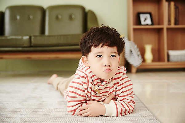 포토 JPG 전신 남자 어린이라이프 어린이 엎드리기 바닥 실내 한명 앞모습 소파 한국인 입내밀기 소년한명만 국내포토 1 라이프스타일 뷰포인트 의자 모션 사람 동양인 내부 남자한명만 소년만 파일형식