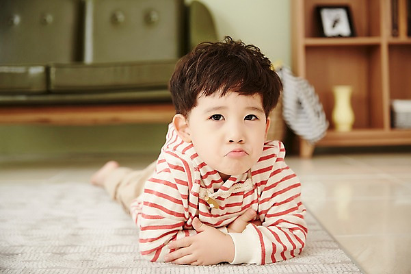 포토 JPG 전신 남자 어린이라이프 어린이 엎드리기 바닥 실내 한명 앞모습 소파 한국인 입내밀기 소년한명만 국내포토 1 라이프스타일 뷰포인트 의자 모션 사람 동양인 내부 남자한명만 소년만 파일형식