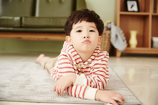 포토 JPG 전신 남자 어린이라이프 어린이 엎드리기 바닥 실내 한명 앞모습 한국인 입내밀기 소년한명만 국내포토 1 라이프스타일 뷰포인트 모션 사람 동양인 내부 남자한명만 소년만 파일형식