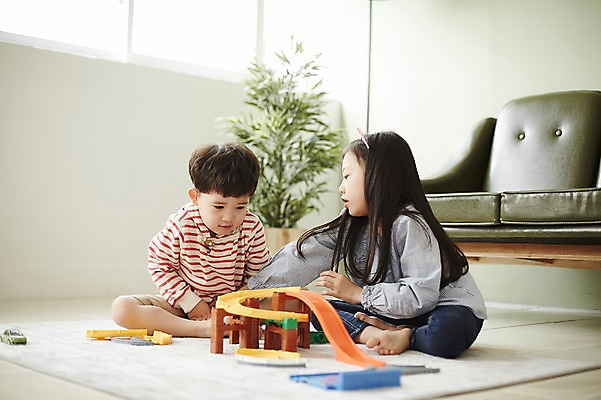 포토 JPG 전신 여자 남자 어린이라이프 어린이 실내 남매 앉기 두명 앞모습 옆모습 장난감 한국인 장난감자동차 숨김 어린이만 국내포토 라이프스타일 뷰포인트 컨셉 가족 모션 사람 동양인 내부 파일형식