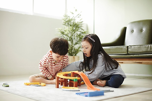 포토 JPG 전신 여자 남자 어린이라이프 어린이 실내 남매 앉기 두명 앞모습 옆모습 장난감 한국인 장난감자동차 숨김 어린이만 국내포토 라이프스타일 뷰포인트 컨셉 가족 모션 사람 동양인 내부 파일형식