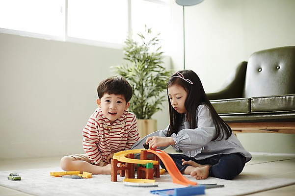 포토 JPG 전신 여자 남자 어린이라이프 어린이 장난 실내 남매 웃음 앉기 두명 옆모습 장난감 한국인 장난감자동차 숨김 어린이만 국내포토 라이프스타일 뷰포인트 컨셉 가족 모션 표정 사람 동양인 내부 파일형식