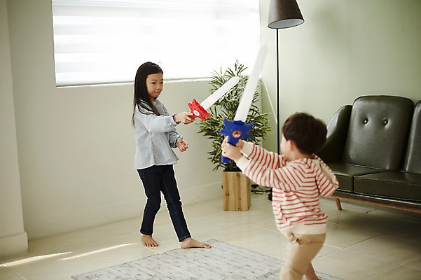 포토 JPG 전신 여자 남자 어린이라이프 어린이 놀이 실내 남매 서기 상반신 두명 앞모습 뒷모습 아웃포커스 장난감 한국인 칼 칼싸움 어린이만 국내포토 라이프스타일 뷰포인트 가족 모션 촬영기법 사람 동양인 내부 싸움 파일형식