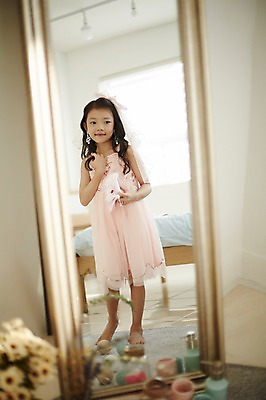 포토 JPG 전신 응시 드레스 여자 어린이라이프 어린이 실내 한명 서기 웃음 앞모습 한국인 전신거울 꾸미기 소녀한명만 국내포토 1 라이프스타일 시선 옷 뷰포인트 모션 표정 사람 동양인 내부 거울 여자한명만 소녀만 파일형식