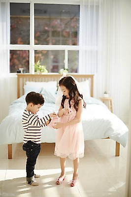 포토 JPG 전신 응시 드레스 여자 남자 어린이라이프 어린이 구두 가방 실내 남매 서기 들기 두명 옆모습 만지기 한국인 침대 공주옷 꾸미기 어린이만 국내포토 라이프스타일 시선 잡화 옷 뷰포인트 가구 신발 가족 모션 사람 동양인 내부 파일형식