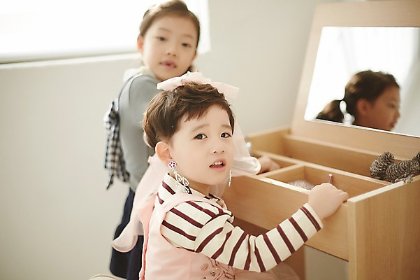 포토 JPG 여자 남자 어린이라이프 어린이 면사포 실내 남매 서기 앉기 상반신 두명 앞모습 귀걸이 한국인 화장대 공주옷 꾸미기 어린이만 국내포토 라이프스타일 옷 뷰포인트 가구 장신구 가족 모션 사람 동양인 내부 결혼소품 파일형식