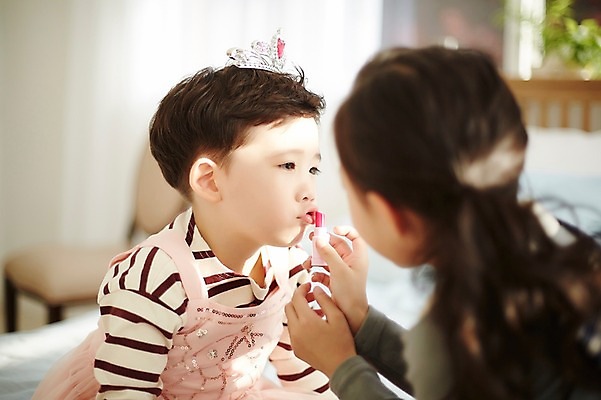 포토 JPG 여자 남자 어린이라이프 어린이 왕관 실내 남매 앉기 상반신 두명 옆모습 뒷모습 아웃포커스 화장 한국인 립스틱 공주옷 꾸미기 어린이만 국내포토 라이프스타일 옷 뷰포인트 가족 모션 촬영기법 사람 동양인 내부 뷰티 화장품 파일형식