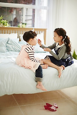 포토 JPG 전신 여자 남자 어린이라이프 어린이 구두 왕관 실내 남매 앉기 두명 옆모습 화장 한국인 침대 공주옷 꾸미기 어린이만 국내포토 라이프스타일 옷 뷰포인트 가구 신발 가족 모션 사람 동양인 내부 뷰티 파일형식