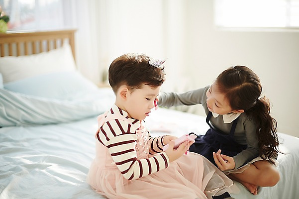 포토 JPG 전신 응시 여자 남자 어린이라이프 어린이 왕관 실내 남매 앉기 상반신 두명 옆모습 화장 한국인 침대 공주옷 꾸미기 어린이만 국내포토 라이프스타일 시선 옷 뷰포인트 가구 가족 모션 사람 동양인 내부 뷰티 파일형식