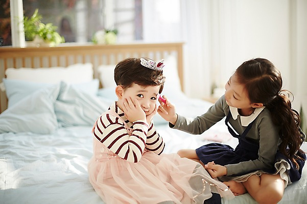 포토 JPG 전신 응시 여자 남자 어린이라이프 어린이 왕관 실내 남매 웃음 앉기 상반신 두명 앞모습 옆모습 화장 한국인 침대 공주옷 꽃받침 꾸미기 어린이만 국내포토 라이프스타일 시선 옷 뷰포인트 가구 가족 모션 표정 사람 동양인 손짓 내부 뷰티 파일형식