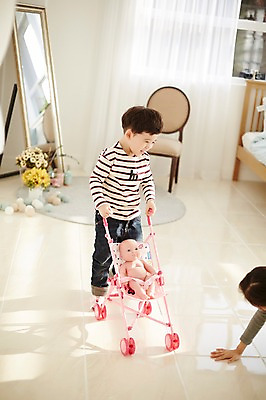 포토 JPG 전신 여자 남자 어린이라이프 어린이 인형 의자 실내 남매 서기 웃음 두명 앞모습 신체부위 한국인 유모차 인형놀이 전신거울 어린이만 국내포토 라이프스타일 뷰포인트 가구 가족 모션 놀이 표정 사람 동양인 내부 거울 아기용품 파일형식