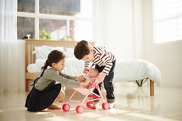 포토 JPG 전신 응시 여자 남자 어린이라이프 어린이 인형 실내 남매 서기 앉기 두명 옆모습 한국인 유모차 인형놀이 어린이만 국내포토 라이프스타일 시선 뷰포인트 가족 모션 놀이 사람 동양인 내부 아기용품 파일형식