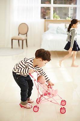 포토 JPG 전신 여자 남자 어린이라이프 어린이 인형 구두 실내 남매 서기 두명 옆모습 아웃포커스 한국인 유모차 인형놀이 어린이만 국내포토 라이프스타일 뷰포인트 신발 가족 모션 놀이 촬영기법 사람 동양인 내부 아기용품 파일형식