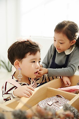 포토 JPG 응시 여자 남자 어린이라이프 어린이 실내 남매 웃음 상반신 두명 앞모습 옆모습 귀걸이 한국인 꾸미기 어린이만 국내포토 라이프스타일 시선 뷰포인트 장신구 가족 표정 사람 동양인 내부 파일형식