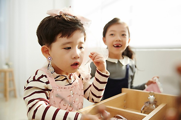 포토 JPG 응시 여자 남자 어린이라이프 어린이 실내 남매 웃음 상반신 두명 옆모습 귀걸이 한국인 공주옷 꾸미기 어린이만 국내포토 라이프스타일 시선 옷 뷰포인트 장신구 가족 표정 사람 동양인 내부 파일형식