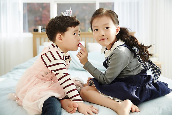 포토 JPG 전신 응시 여자 남자 어린이라이프 어린이 왕관 실내 남매 웃음 앉기 두명 옆모습 화장 한국인 립스틱 바르기 공주옷 꾸미기 어린이만 국내포토 라이프스타일 시선 옷 뷰포인트 가족 모션 표정 사람 동양인 내부 뷰티 화장품 파일형식
