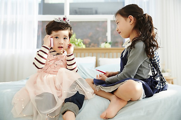 포토 JPG 전신 응시 여자 남자 어린이라이프 어린이 왕관 실내 남매 웃음 앉기 상반신 두명 앞모습 옆모습 화장 한국인 침대 전화기 공주옷 꾸미기 어린이만 국내포토 라이프스타일 시선 옷 뷰포인트 가구 가족 모션 표정 사람 동양인 내부 뷰티 파일형식