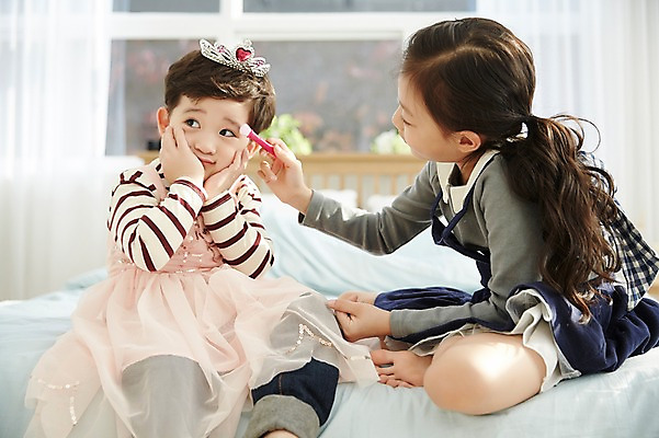 포토 JPG 전신 응시 여자 남자 어린이라이프 어린이 왕관 실내 남매 웃음 앉기 상반신 두명 앞모습 옆모습 화장 한국인 침대 공주옷 꽃받침 어린이만 국내포토 라이프스타일 시선 옷 뷰포인트 가구 가족 모션 표정 사람 동양인 손짓 내부 뷰티 파일형식