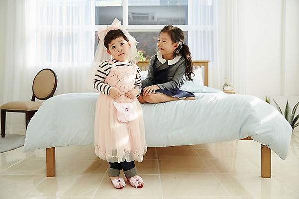 포토 JPG 전신 응시 여자 남자 어린이라이프 어린이 구두 면사포 실내 남매 서기 웃음 앉기 두명 앞모습 한국인 침대 공주옷 꾸미기 어린이만 국내포토 라이프스타일 시선 옷 뷰포인트 가구 신발 가족 모션 표정 사람 동양인 내부 결혼소품 파일형식